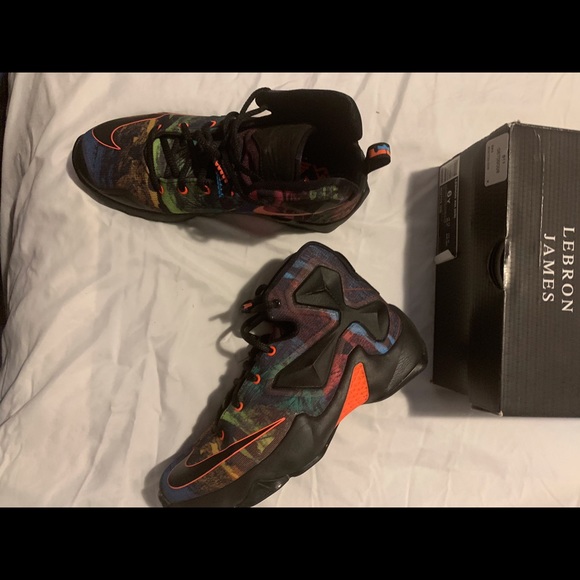 Lebron XIII Akronite Philosophy. Size 6 Youth (GS) - Picture 2 of 2